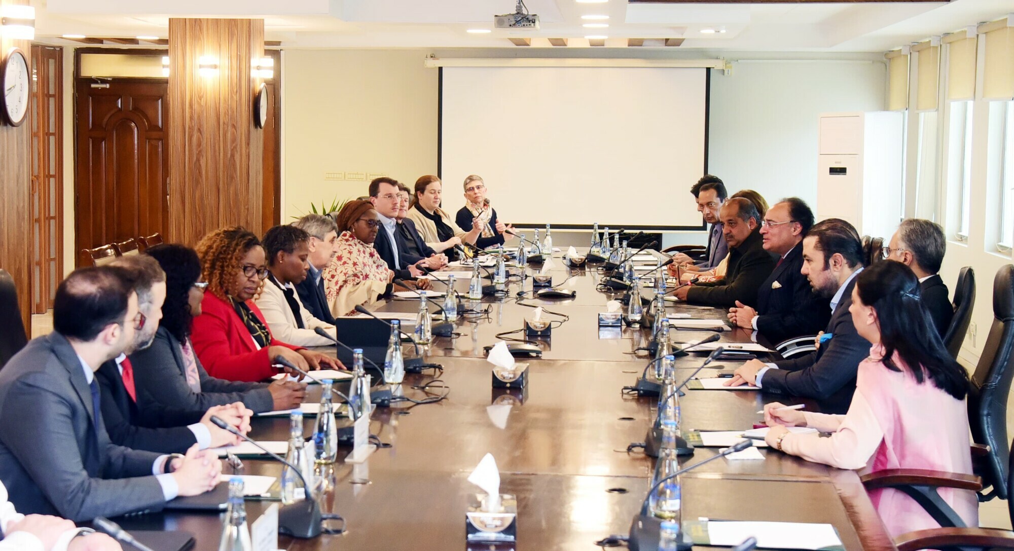 Finance minister briefs World Bank delegation on Pakistan’s economic reforms