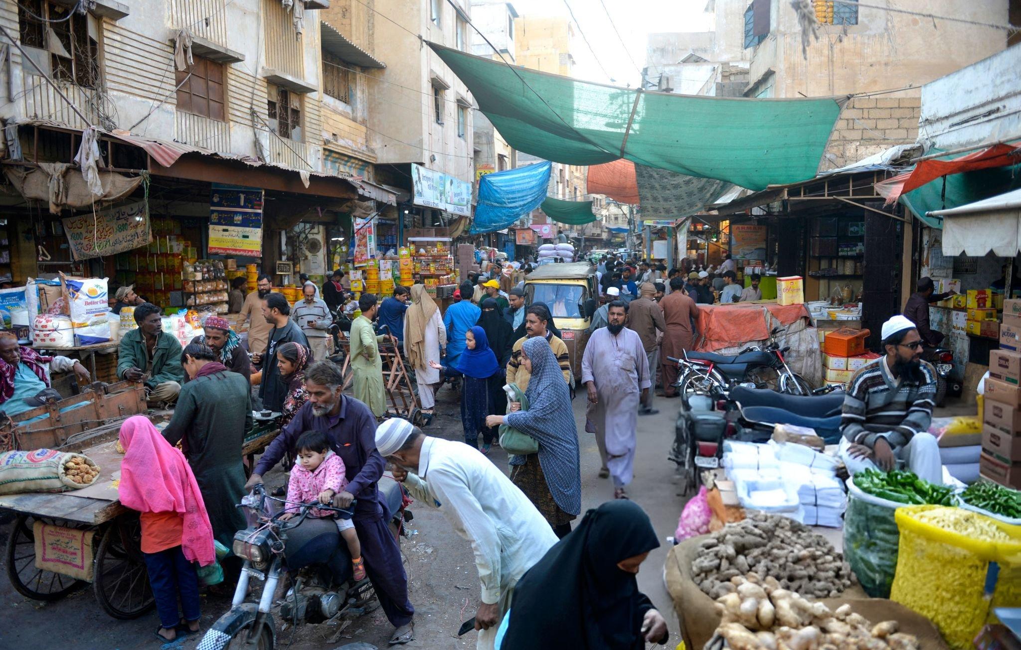 ICT administration arrests 102 shopkeepers for overcharging during Ramazan