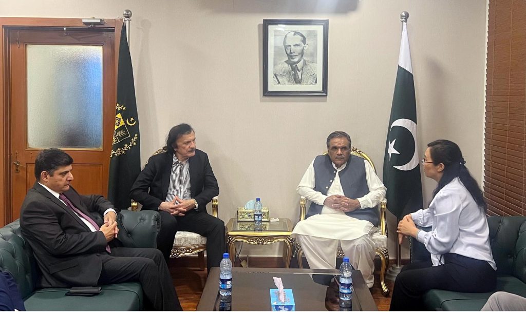 Pakistan seeks Chinese investment to establish laptop, tablet manufacturing industry
