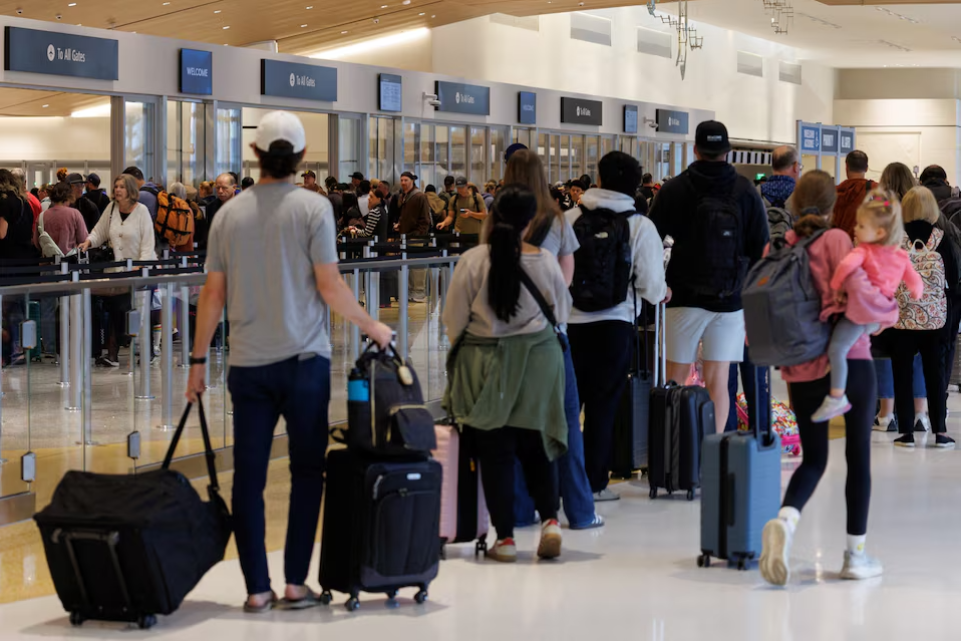 US warns it could force 20% flight cuts if shutdown continues