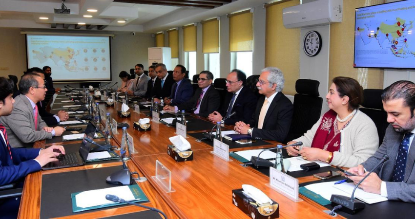 Aurangzeb signals policy support for venture capital expansion in talks with Gobi Partners