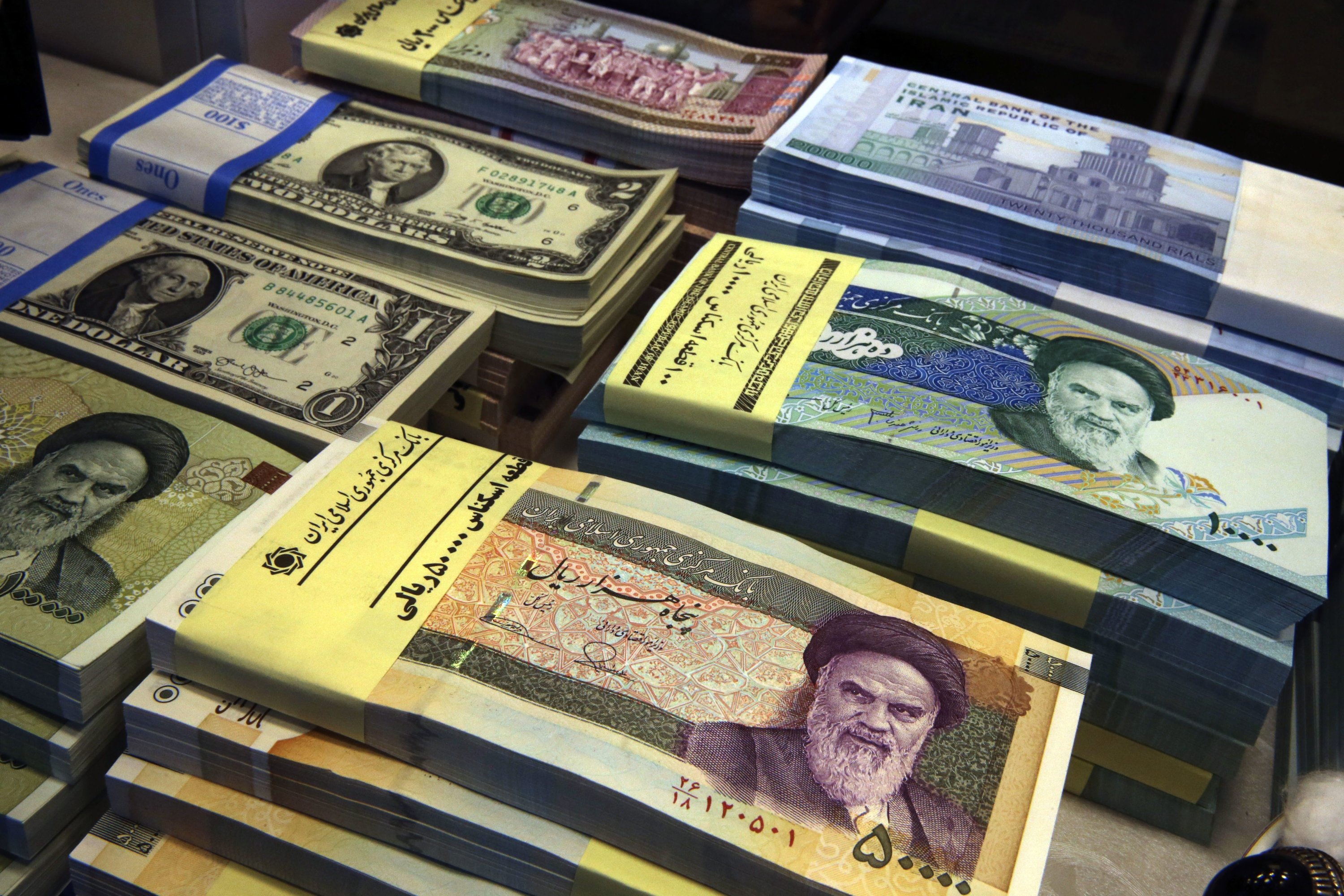 Karachi police seize 29.69 billion Iranian rials in anti-smuggling operation, nine arrested