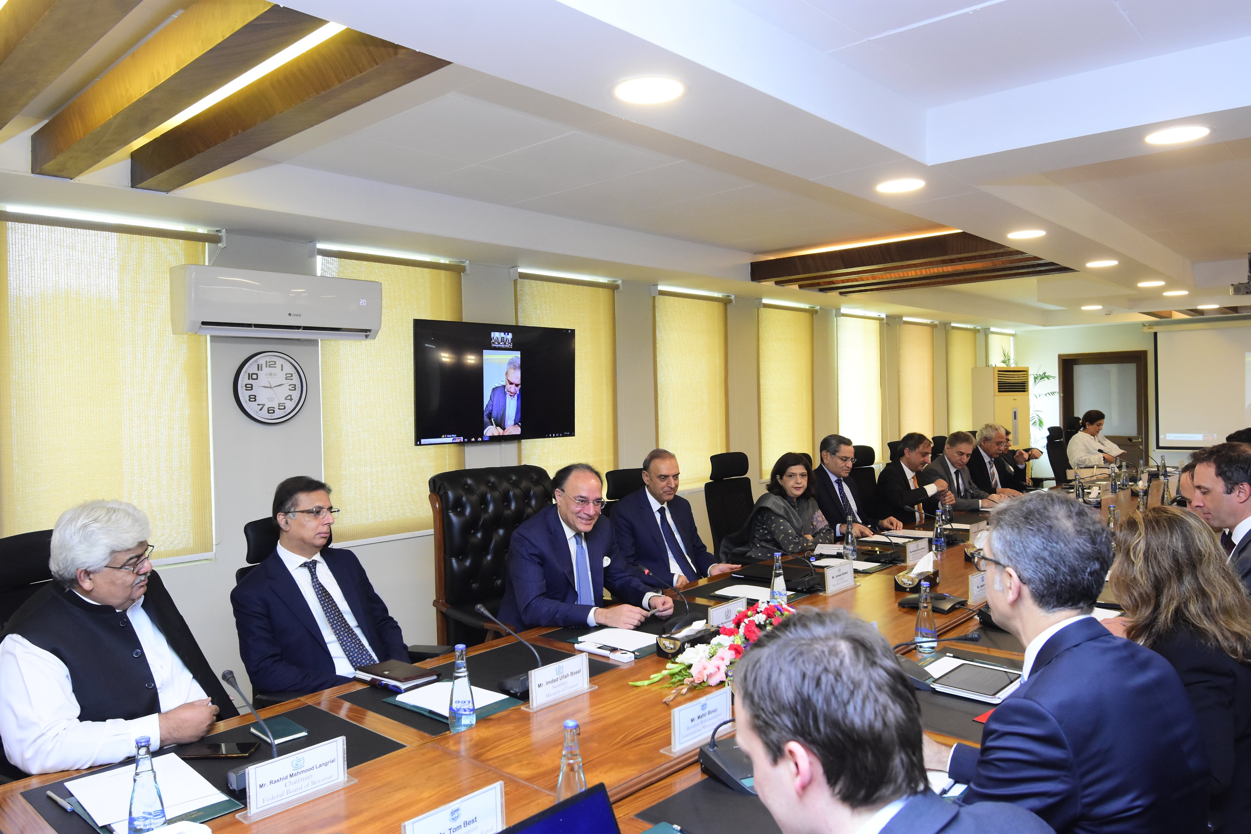 Finance minister briefs IMF mission on budget, export growth and reform agenda